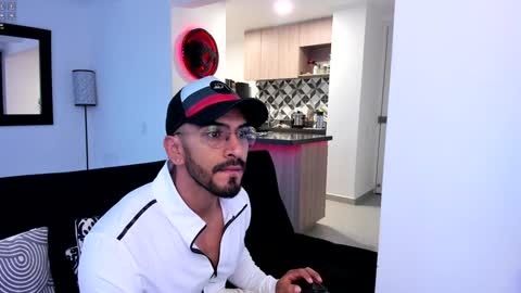 Snapshot of tony_muscle1 chatting on February 8, 11:44 am tony muscle1 online show from February 8, 11:44 am
