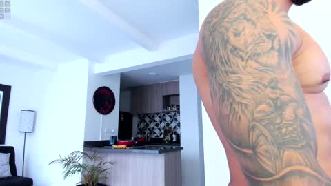 Snapshot of tony_muscle1 chatting on December 11, 10:06 pm tony muscle1 online show from December 11, 10:06 pm