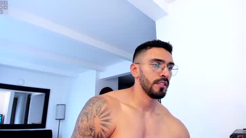 Snapshot of tony_muscle1 chatting on February 7, 10:20 pm tony muscle1 online show from February 7, 10:20 pm