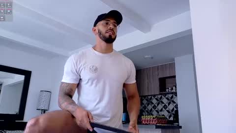 Snapshot of tony_muscle1 chatting on September 26, 4:59 pm tony muscle1 online show from September 26, 4:59 pm
