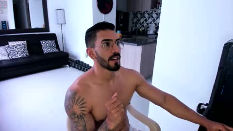 Snapshot of tony_muscle1 chatting on February 16, 4:32 pm tony muscle1 online show from February 16, 4:32 pm