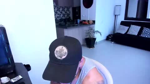 Snapshot of tony_muscle1 chatting on March 7, 11:05 pm tony muscle1 online show from March 7, 11:05 pm