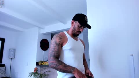 Snapshot of tony_muscle1 chatting on December 24, 8:27 pm tony muscle1 online show from December 24, 8:27 pm
