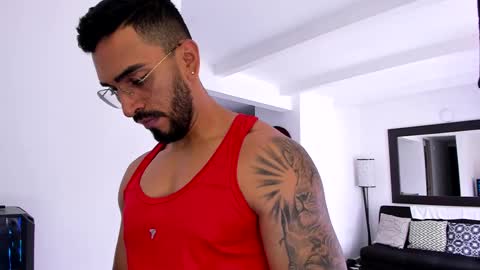 Snapshot of tony_muscle1 chatting on February 28, 6:41 pm tony muscle1 online show from February 28, 6:41 pm