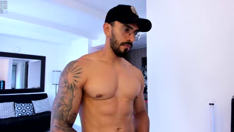 Snapshot of tony_muscle1 chatting on December 10, 10:05 pm tony muscle1 online show from December 10, 10:05 pm