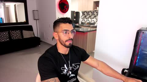 Snapshot of tony_muscle1 chatting on February 9, 1:23 am tony muscle1 online show from February 9, 1:23 am