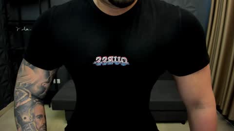 Snapshot of tonywilcoxx chatting on December 5, 6:21 am TonyWilcox online show from December 5, 6:21 am