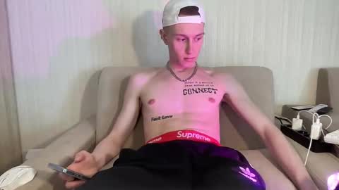 Travis online show from April 17, 7:11 am