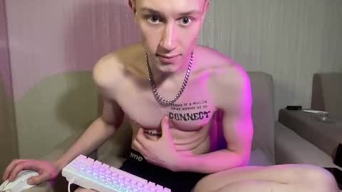 Travis online show from April 25, 1:52 pm