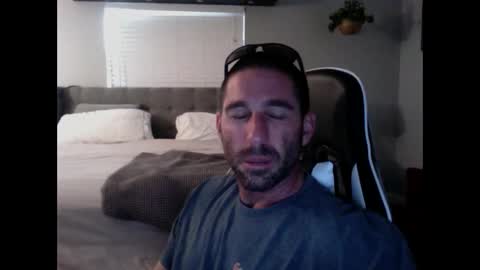 Snapshot of traviskenn chatting on December 8, 9:19 pm TravisKenn online show from December 8, 9:19 pm