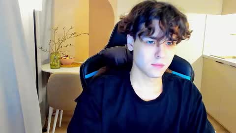 travisrivas online show from March 16, 1:34 am