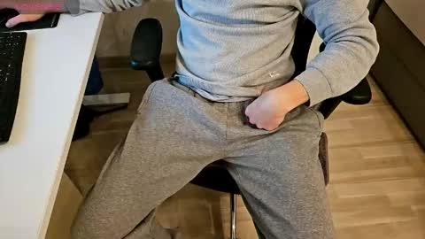 tree1989 online show from March 22, 6:46 pm