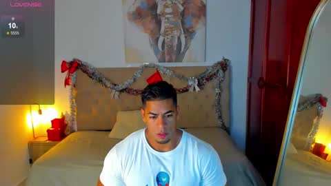 Snapshot of trevor_vinc chatting on December 15, 12:06 pm trevor online show from December 15, 12:06 pm