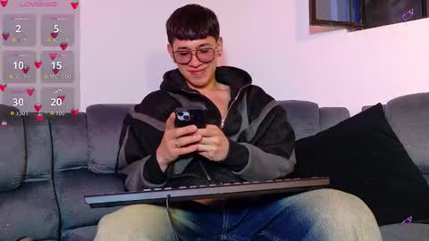 Snapshot of twink_daren chatting on October 1, 7:18 pm Mr Daren online show from October 1, 7:18 pm