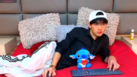 Snapshot of twinslovers_ chatting on October 24, 12:45 am online show from October 24, 12:45 am