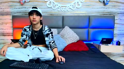 Snapshot of twinslovers_ chatting on September 30, 8:01 pm online show from September 30, 8:01 pm