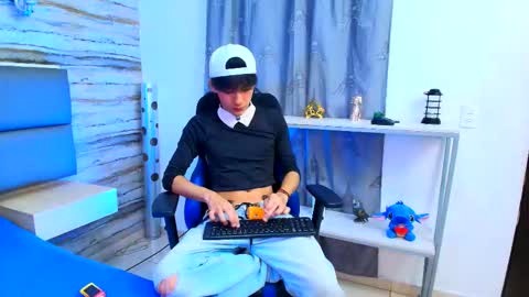 Snapshot of twinslovers_ chatting on October 15, 9:22 pm online show from October 15, 9:22 pm