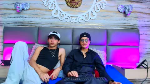 Snapshot of twinslovers_ chatting on October 3, 8:25 pm online show from October 3, 8:25 pm