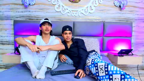 Snapshot of twinslovers_ chatting on September 24, 8:51 pm online show from September 24, 8:51 pm