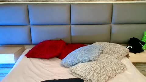 Snapshot of twinslovers_ chatting on November 2, 1:21 am online show from November 2, 1:21 am