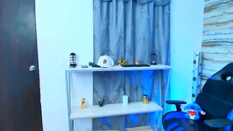 Snapshot of twinslovers_ chatting on October 28, 1:41 am online show from October 28, 1:41 am