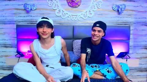 Snapshot of twinslovers_ chatting on September 17, 7:59 pm online show from September 17, 7:59 pm