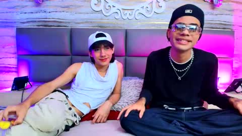 Snapshot of twinslovers_ chatting on October 2, 8:24 pm online show from October 2, 8:24 pm