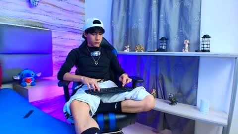 Snapshot of twinslovers_ chatting on October 8, 4:39 am online show from October 8, 4:39 am
