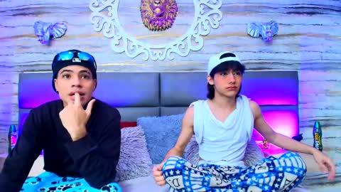 Snapshot of twinslovers_ chatting on September 16, 7:58 pm online show from September 16, 7:58 pm