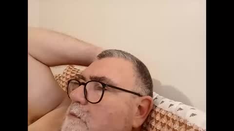 twohats2810 online show from December 17, 7:09 pm