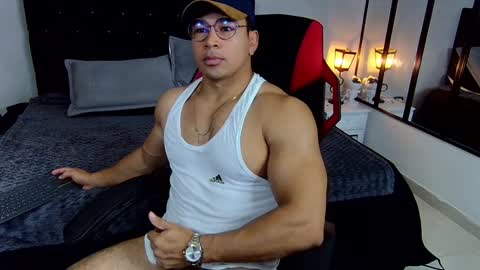 tyler_hank1 online show from December 12, 1:28 pm