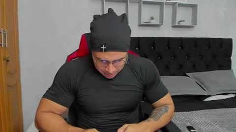 tyler_hank1 online show from June 15, 10:46 pm