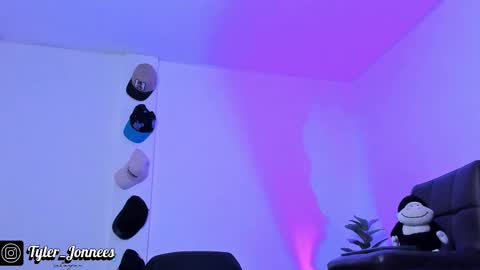 Snapshot of tyler_jonnes chatting on October 11, 7:18 pm Tyler online show from October 11, 7:18 pm