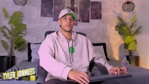 Snapshot of tyler_jonnes chatting on December 20, 5:14 am Tyler online show from December 20, 5:14 am