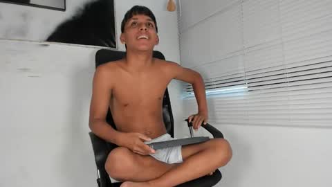 Snapshot of tyler_twink_boy chatting on September 21, 6:08 pm tyler_twink_boy online show from September 21, 6:08 pm