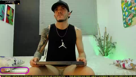 tylergiuseppe_ online show from February 24, 10:25 pm
