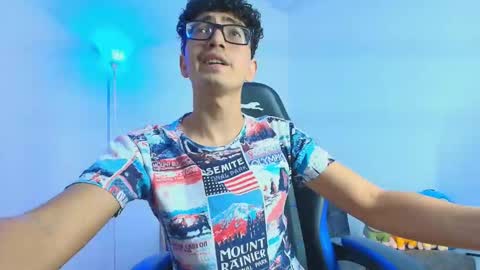 Snapshot of tylerwhiite_ chatting on October 14, 7:54 pm online show from October 14, 7:54 pm