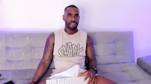 Snapshot of tyron_rulers chatting on December 17, 7:15 pm Dvid Rullers online show from December 17, 7:15 pm