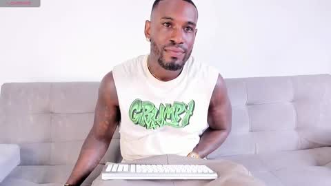 Snapshot of tyron_rulers chatting on February 26, 7:36 pm Dvid Rullers online show from February 26, 7:36 pm