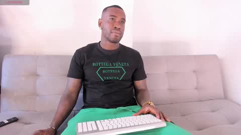 Snapshot of tyron_rulers chatting on February 16, 9:05 pm Dvid Rullers online show from February 16, 9:05 pm