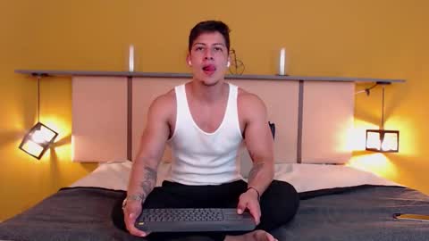 tyronyx online show from November 1, 7:40 pm