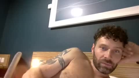 ukguyitsme online show from November 26, 11:30 pm