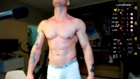 Snapshot of ukgymboy chatting on October 17, 12:20 pm James Iron online show from October 17, 12:20 pm