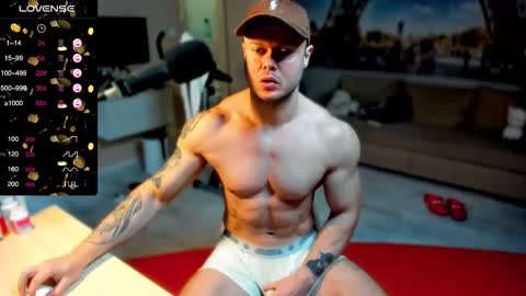 Snapshot of ukgymboy chatting on October 23, 11:46 am James Iron online show from October 23, 11:46 am