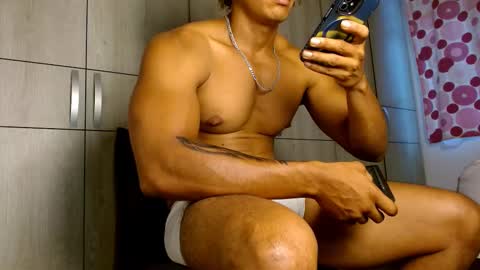 Snapshot of ulisess15 chatting on February 15, 12:01 pm Felipe model independent online show from February 15, 12:01 pm