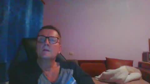 Snapshot of ulmeni4 chatting on December 13, 8:04 pm ulmeni4 online show from December 13, 8:04 pm
