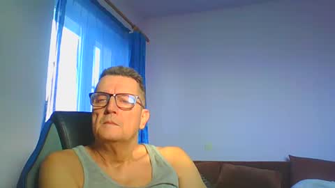 Snapshot of ulmeni4 chatting on January 16, 8:33 am ulmeni4 online show from January 16, 8:33 am