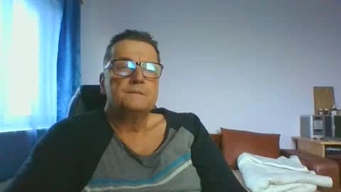 Snapshot of ulmeni4 chatting on December 8, 6:43 am ulmeni4 online show from December 8, 6:43 am