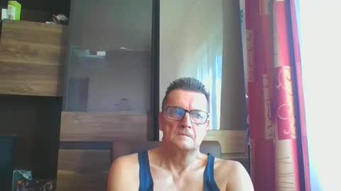 Snapshot of ulmeni4 chatting on December 19, 10:34 am ulmeni4 online show from December 19, 10:34 am