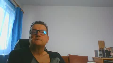Snapshot of ulmeni4 chatting on February 2, 8:35 am ulmeni4 online show from February 2, 8:35 am